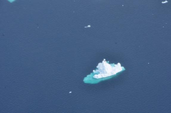 O primeiro iceberg, a gente nunca esquece! (visão durante o voo entre Nuuk e Ilulissat, na Groelândia)